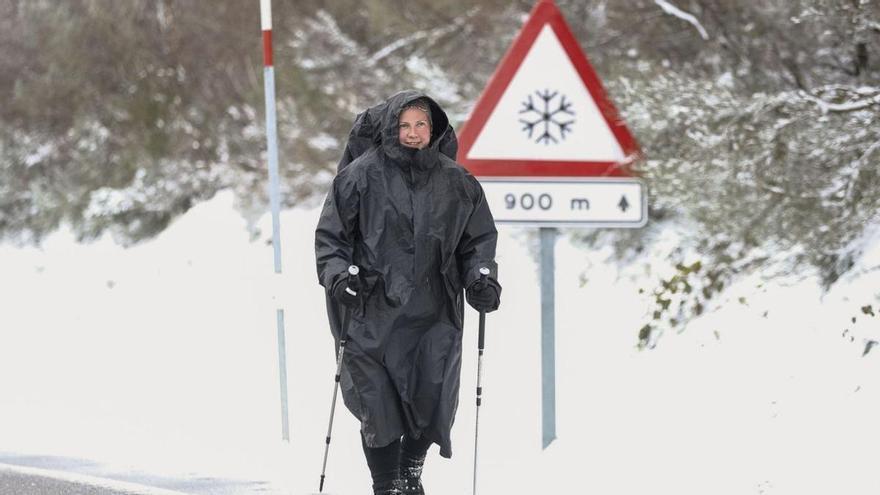 La borrasca deja olas de hasta 12 metros, rachas de 127 km/h y nieve en el interior