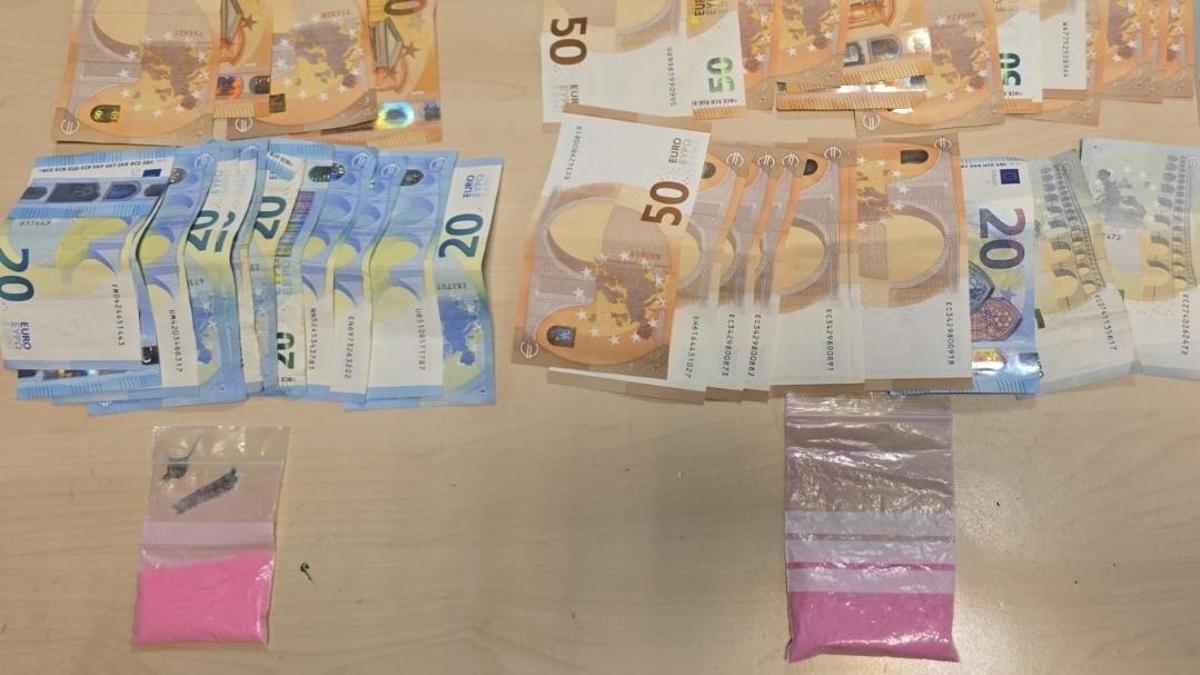 Drogas y dinero intervenidos por la Policía.