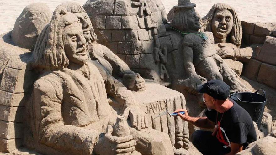 El arte de las esculturas de arena llega a la playa de Salinas