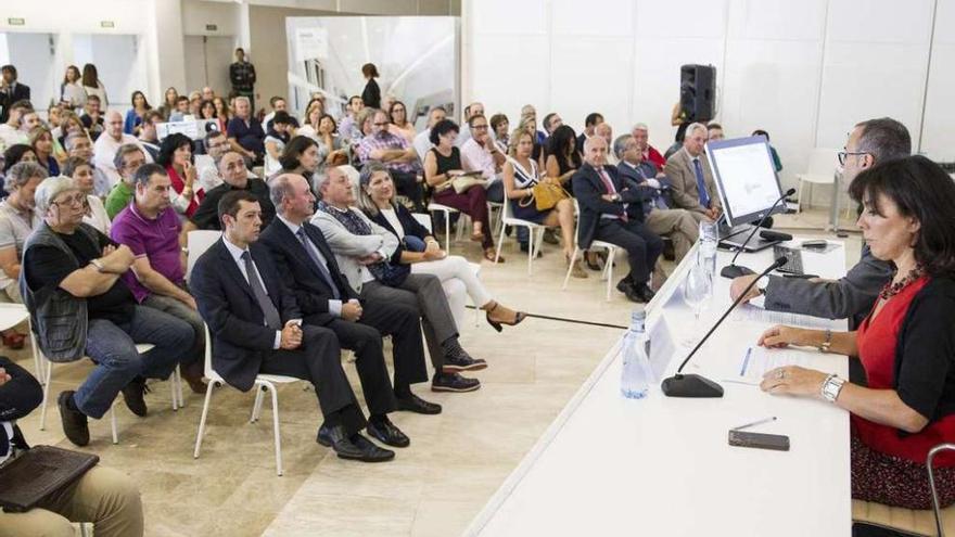 Jesús Vázquez y Mar Pereira, en la mesa presidencial, en las jornadas digitales con docentes.