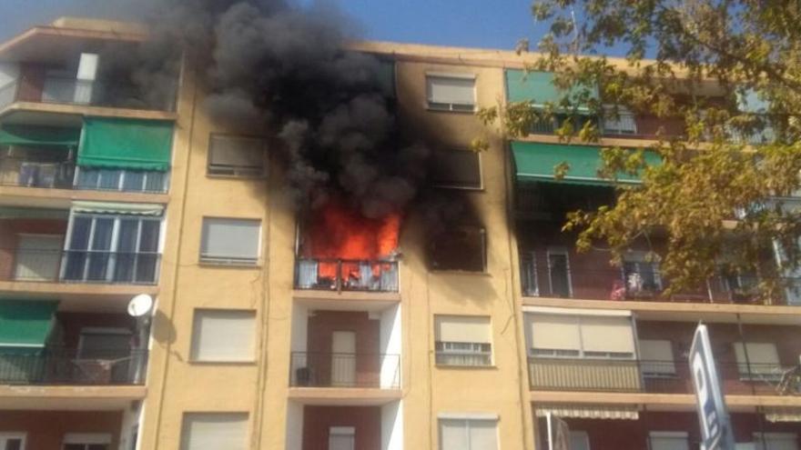 Un hombre muere al incendiarse el salón de su vivienda en Puçol