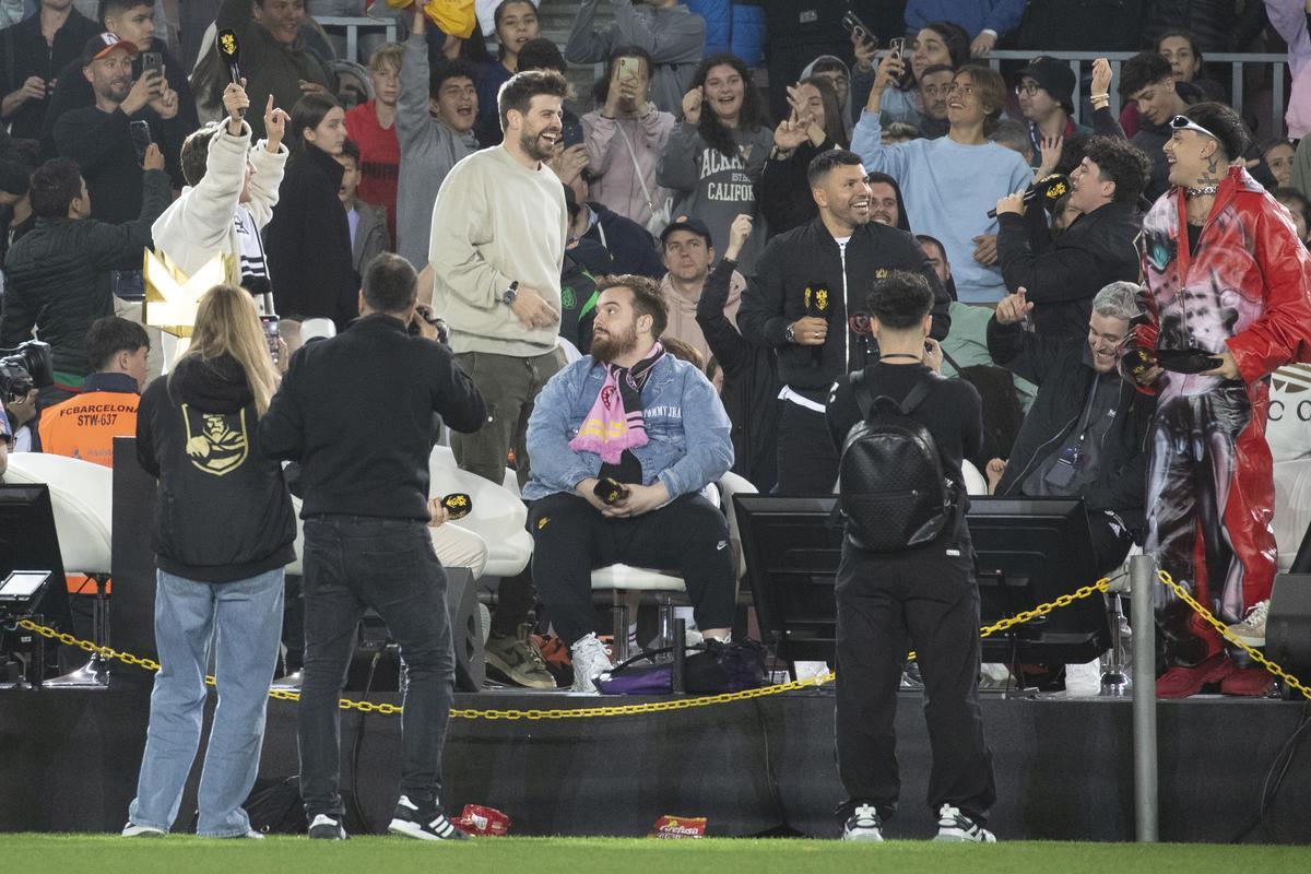 BARCELONA, 26/03/2023.- El exfutbolista Gerard Piqué (c-i) y el streamer Ibai Llanos (c) momentos antes de la final de la Kings League, una competición de Fútbol 7 transmitida en su totalidad por streaming que se celebra este domingo ante 90.000 espectadores en el Spotify Camp Nou, en Barcelona. EFE/Marta Pérez