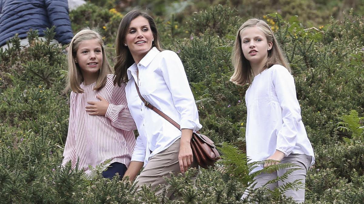 Doña Letizia y sus hijas durante la inauguración de un mirador en el Parque de Covadonga