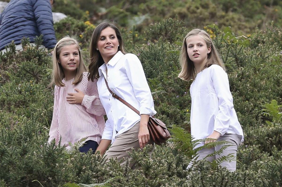 Doña Letizia y sus hijas durante la inauguración de un mirador en el Parque de Covadonga