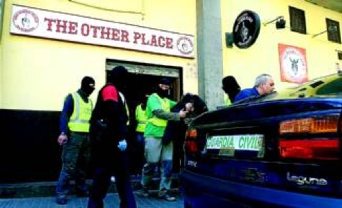 Varios guardias civiles trasladan a un detenido tras registrar el bar The Other Place del Poblenou, vinculado a los Ángeles del Infierno, ayer. Varios guardias civiles trasladan a un detenido tras registrar el bar The Other Place del Poblenou, vinculado a los Ángeles del Infierno, ayer.