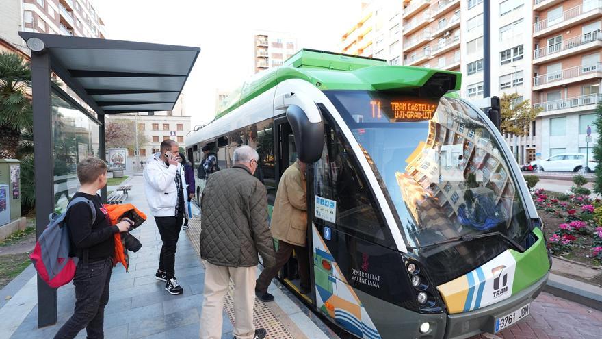 Un grupo de personas utiliza el TRAM de Castelló.