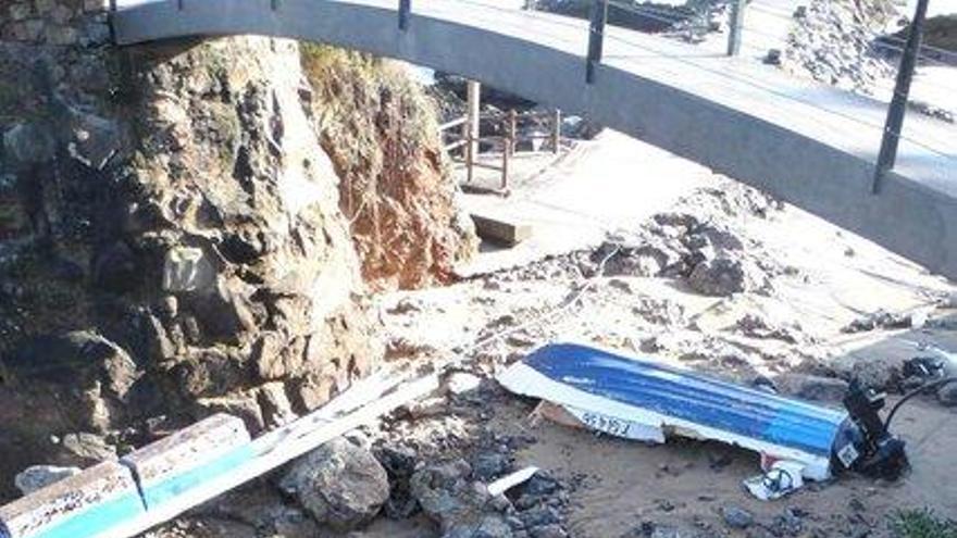 Una lancha arrastrada a la playa de La Palmera, en Candás, el pasado domingo.