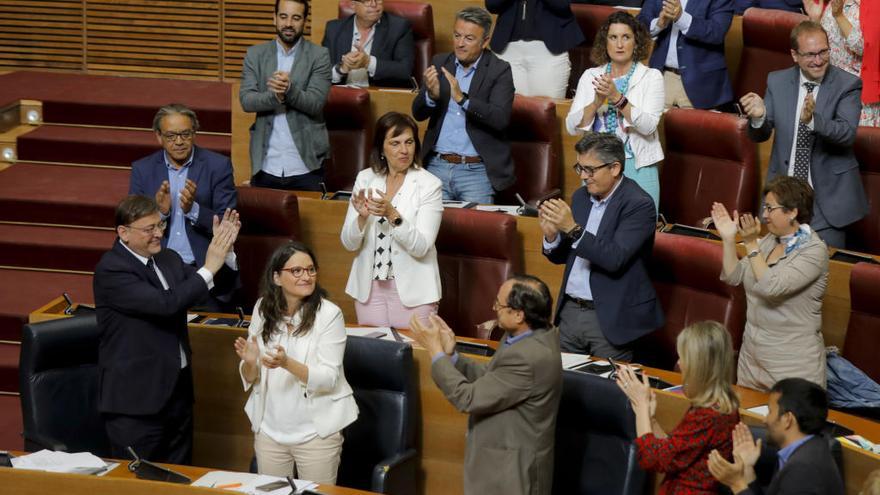 Ximo Puig y Mónica Oltra aplauden en presencia de consellers y diputados socialistas tras cerrarse el acuerdo del Botànic. Foto: Fernando Bustamante
