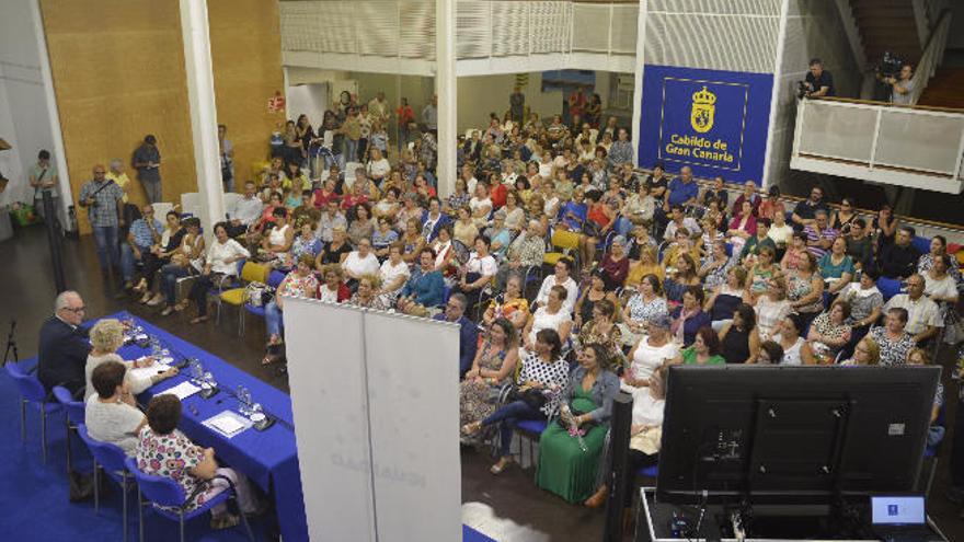 Mujeres empaquetadoras con la vestimenta tradicional en el acto del pasado viernes.