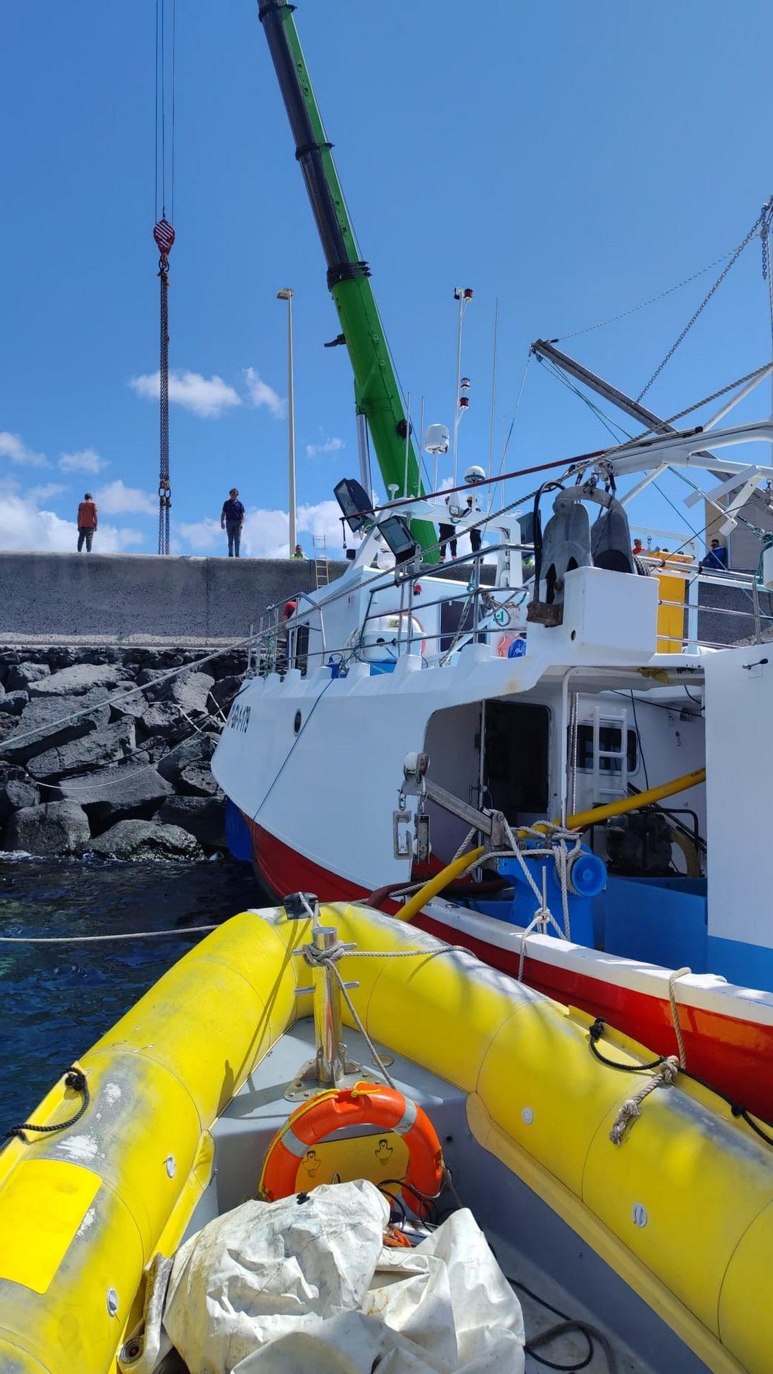 Un pesquero encalla en el muelle de La Tiñosa en Lanzarote