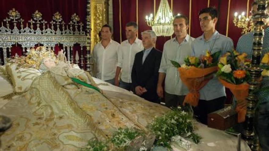 Juan Serrano y Baraja, con los capitanes, junto a la Patrona.