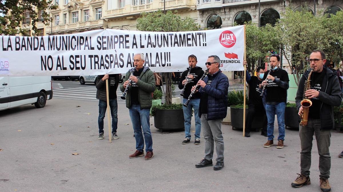 Protesta de la Banda Municipal frente el Ayuntamiento