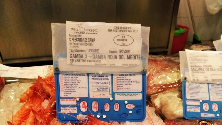 Gamba roja a 44 euros en el puesto del Pòsit del Mercat de Xàbia.