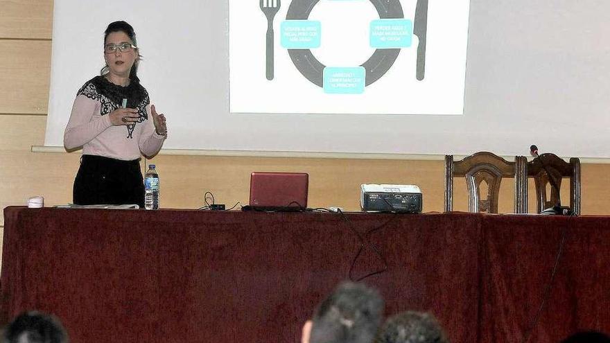 Patricia Jara Fernández, durante la charla en la Casa de Cultura de La Felguera.