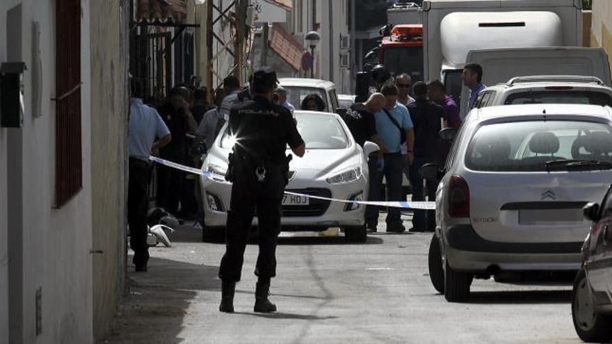 Las fuerzas de seguridad investigan en la calle en la que se ha producido el tiroteo.