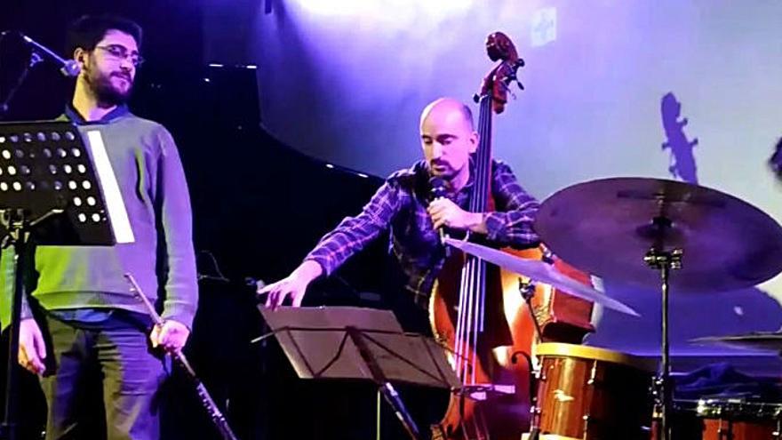 El grupo del contrabajista colombiano de jazz Juan Pablo Balcázar actúa en Sevilla.