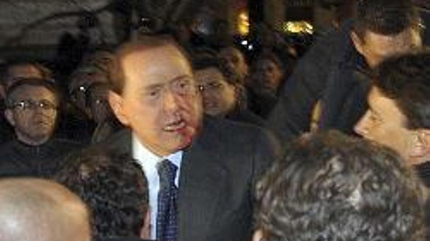 Berlusconi, agredido durante un acto en Milán