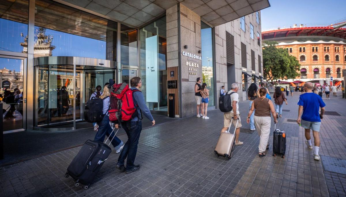 Collboni salva les ordenances fiscals a canvi de més pressió al turisme