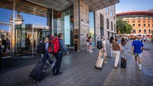 Collboni salva les ordenances fiscals a canvi de més pressió al turisme