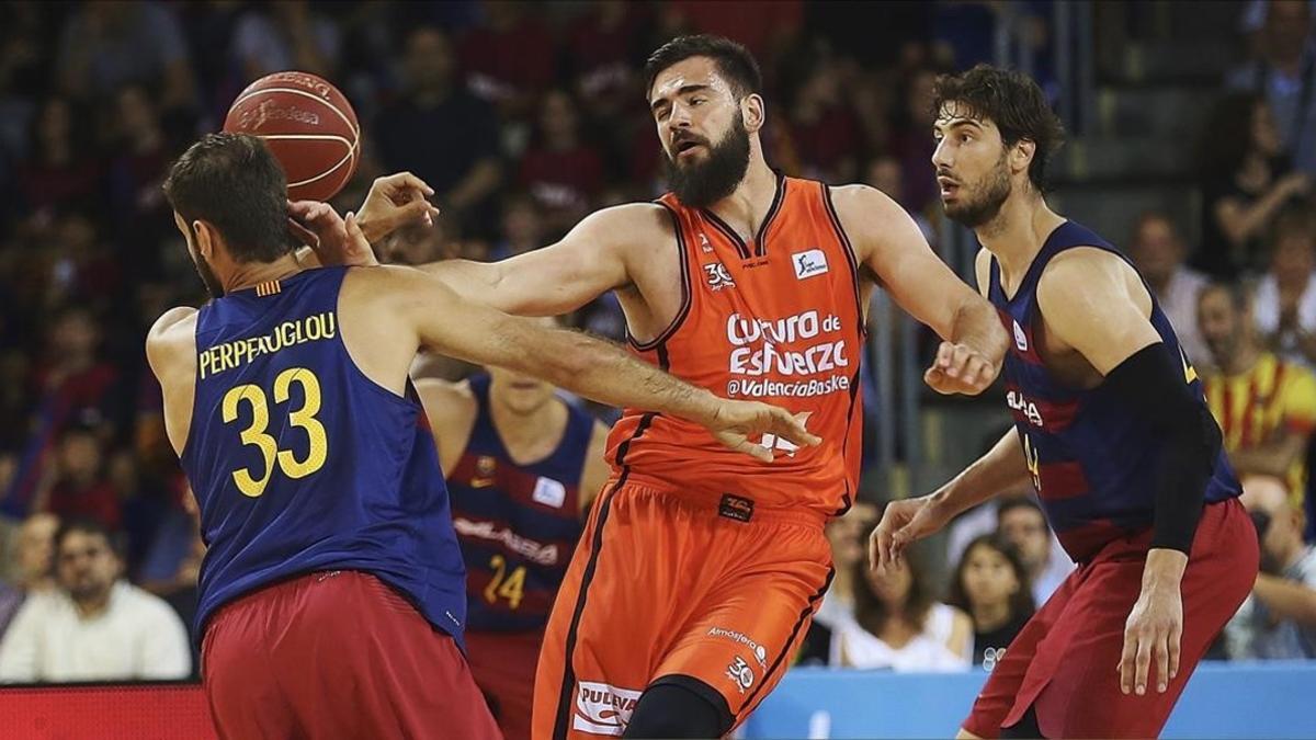 El valencianista Dubljevic, entre Perperoglou y Tomic, en el Palau.