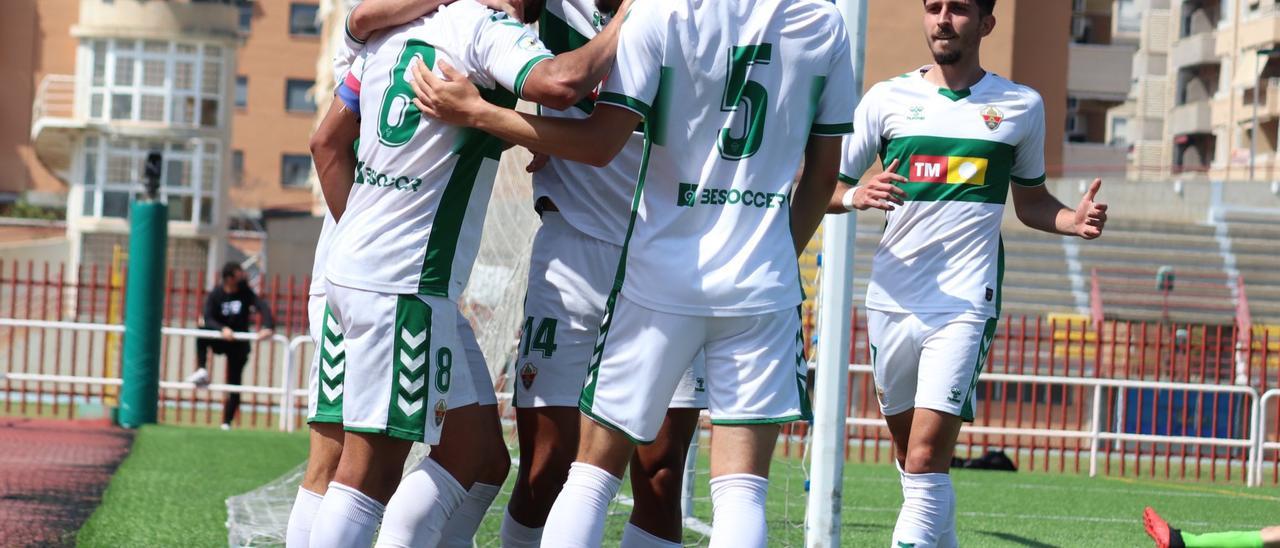 Los jugadores del Ilicitano celebran un gol