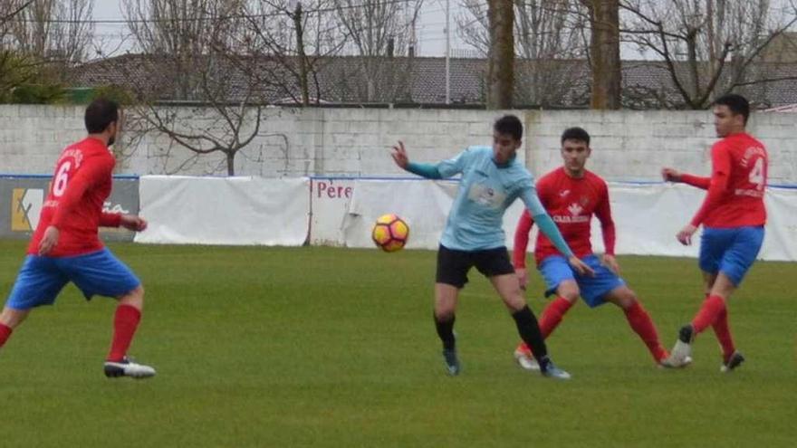 Un jugador rival corta una jugada de los benaventanos, ayer.