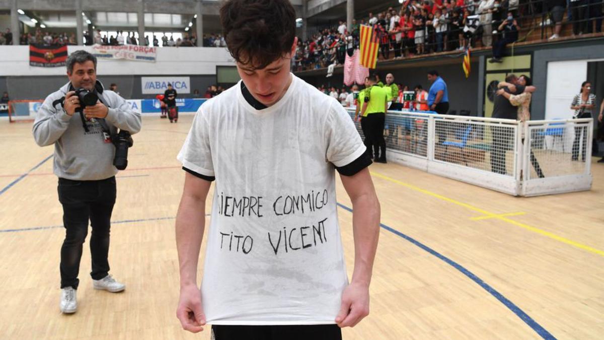 Camiseta de homenaje a Vicente Torres. |  // CARLOS PARDELLAS