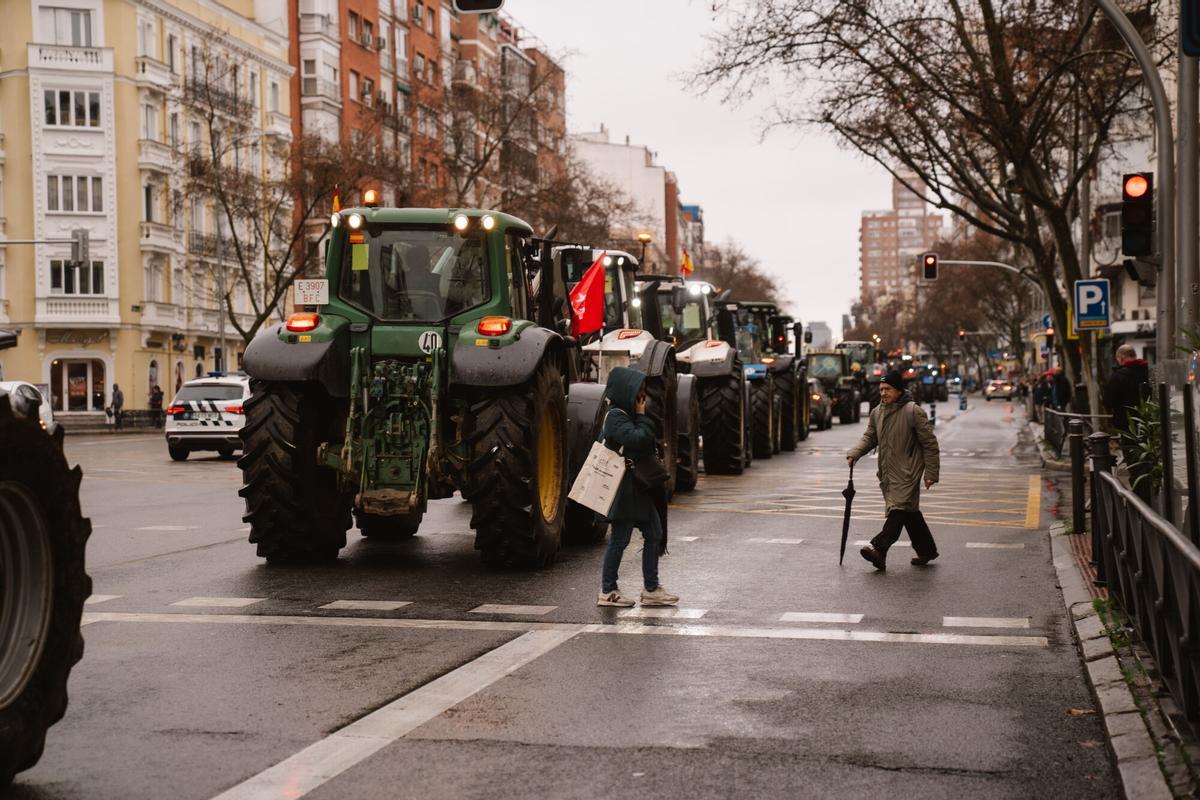 Miles de agricultores con sus tractores protestan contra el acuerdo con Mercosur en Madrid.