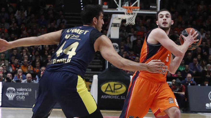 Sergi García, en su debut taronja contra el Fenerbahce