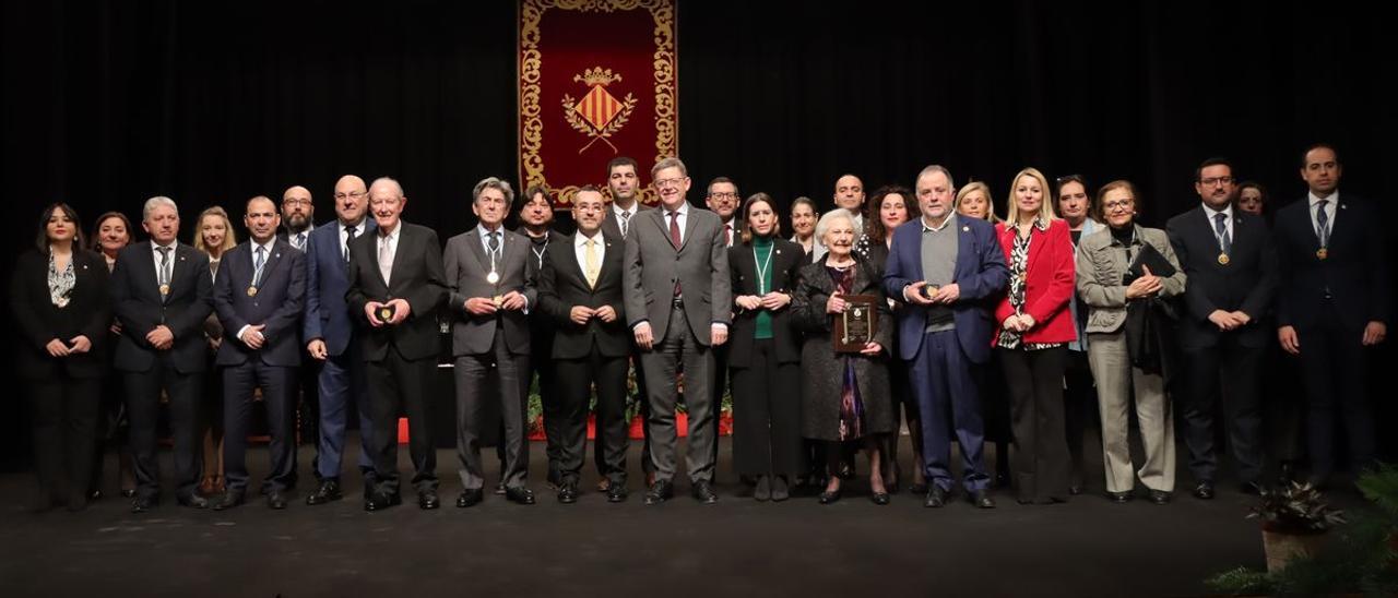 Tradicional foto de familia de las autoridades junto a las persones y entidades que han protagonizado el acto de entrega de medallas de oro de Vila-real y la distinción de Hijo Predilecto.