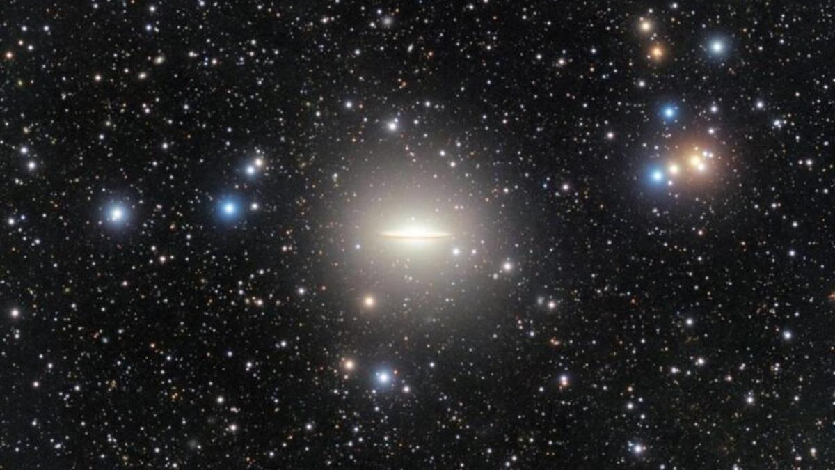 Una gran marea de estrellas recorre la misteriosa galaxia del Sombrero