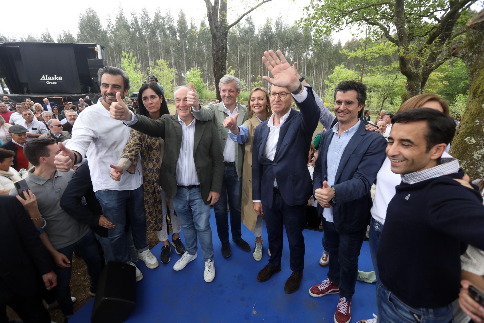 Feijóo se da un baño de masas a su regreso a Galicia