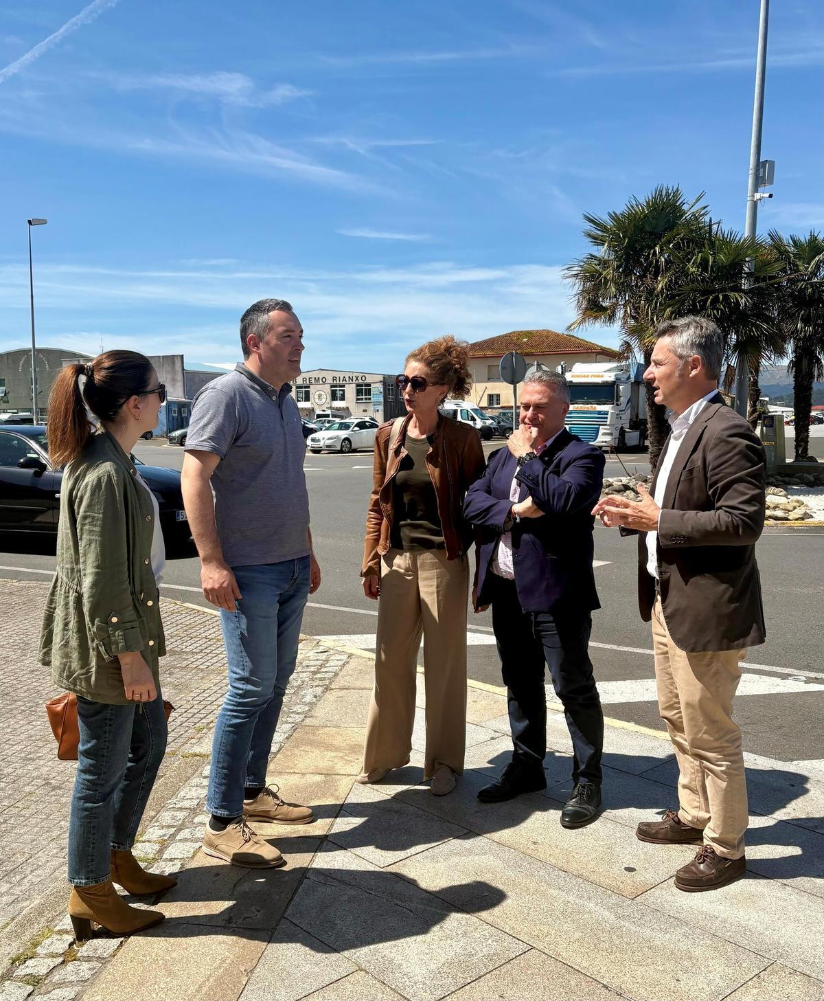 Por la izquierda, Magdalena Pérez, José Luis Castiñeiras, Loli Hermelo, Manuel Santos y Miguel Fidalgo, en Rianxo.