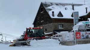 Una máquina quitanieves trabaja en la estación de esquí de Port Ainé, este lunes.