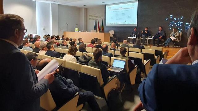 VINCULACIÓN. Imagen de la reciente jornada sobre comunidades energéticas celebrada en el Colegio (i), y logo del Congreso Mundial de la Calidad del Azulejo y el Pavimento Cerámico (d). |