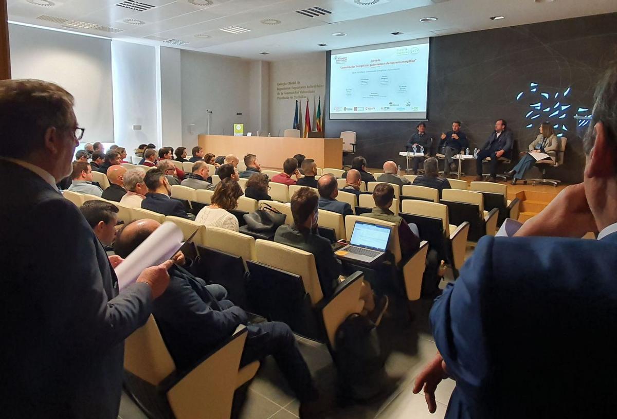 VINCULACIÓN. Imagen de la reciente jornada sobre comunidades energéticas celebrada en el Colegio (i), y logo del Congreso Mundial de la Calidad del Azulejo y el Pavimento Cerámico (d). |