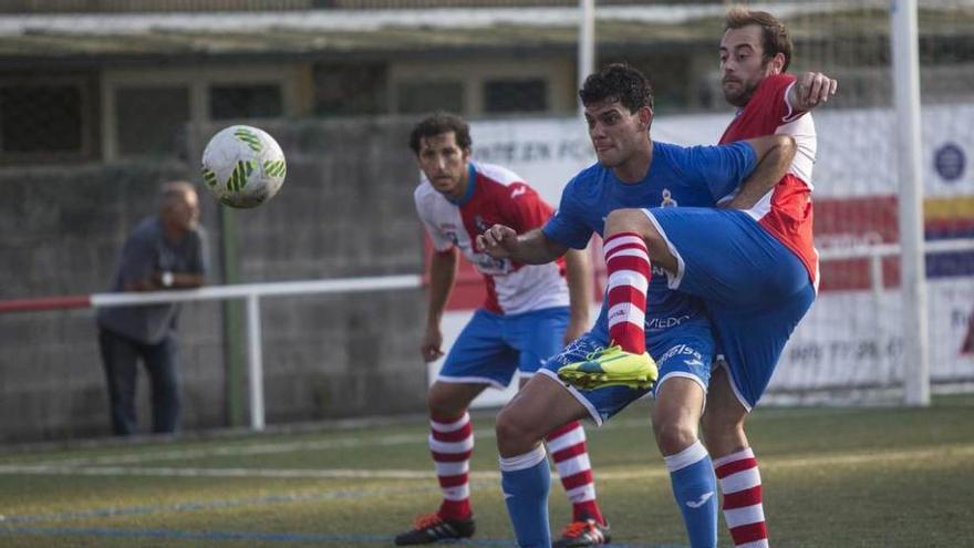 Una disputa por el balón en el Llanera-Covadonga.