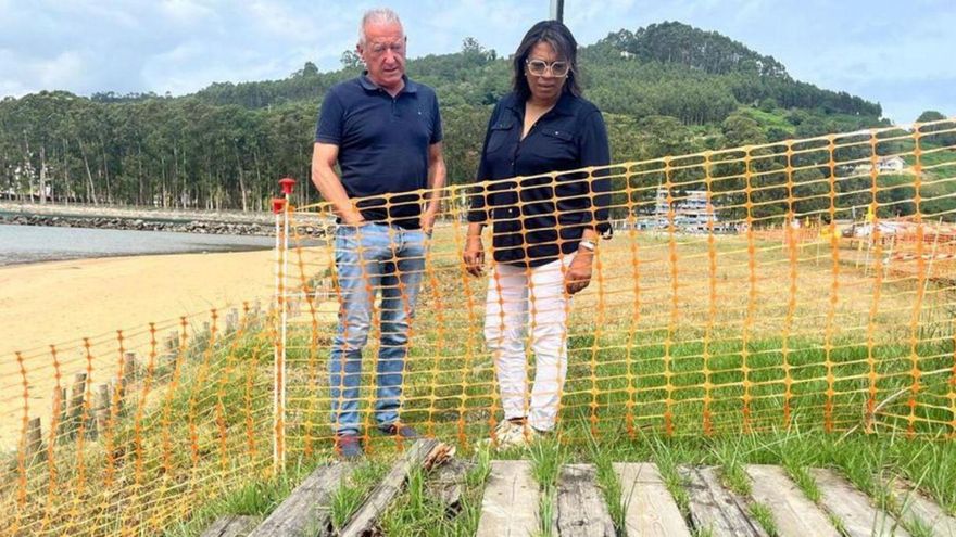 José Manuel Felgueres y Sandra Camino, ayer, en la zona de obras. | LNE