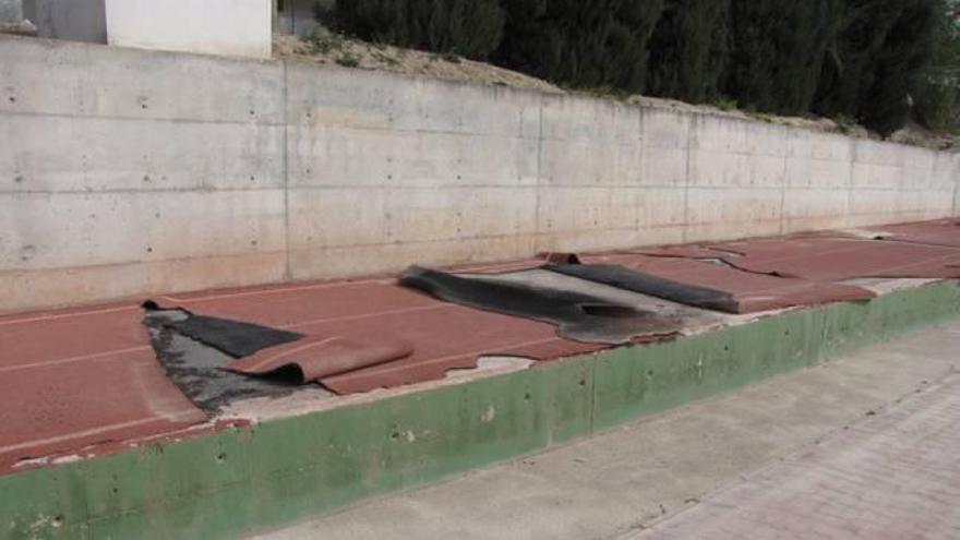 Usuarios y padres de deportistas se quejan del deterioro de la pista de atletismo de Cieza