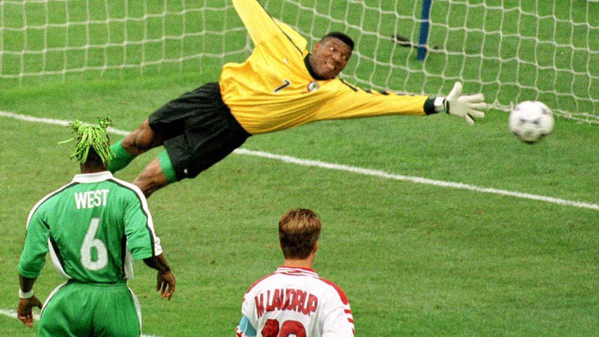 Peter Rufai, con Nigeria, durante el Mundial de Francia de 1998.
