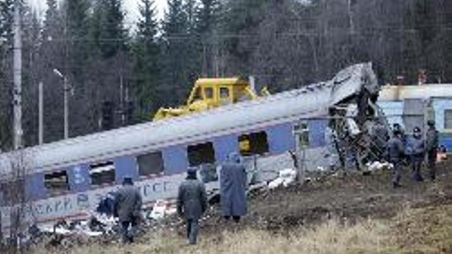 39 los fallecidos por el descarrilamiento de un tren en Rusia