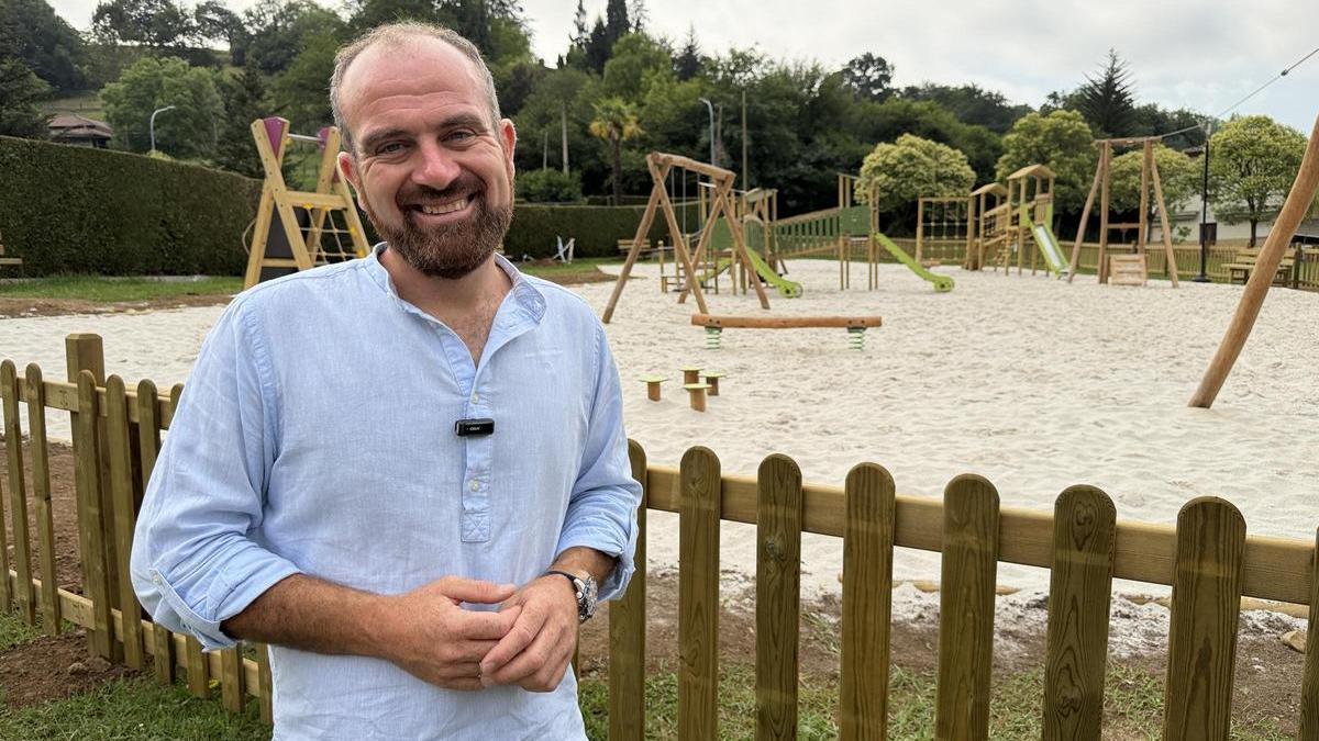 Iván Allende, junto al nuevo parque infantil habilitado en las inmediaciones del santuario de La Cueva, en Infiesto.