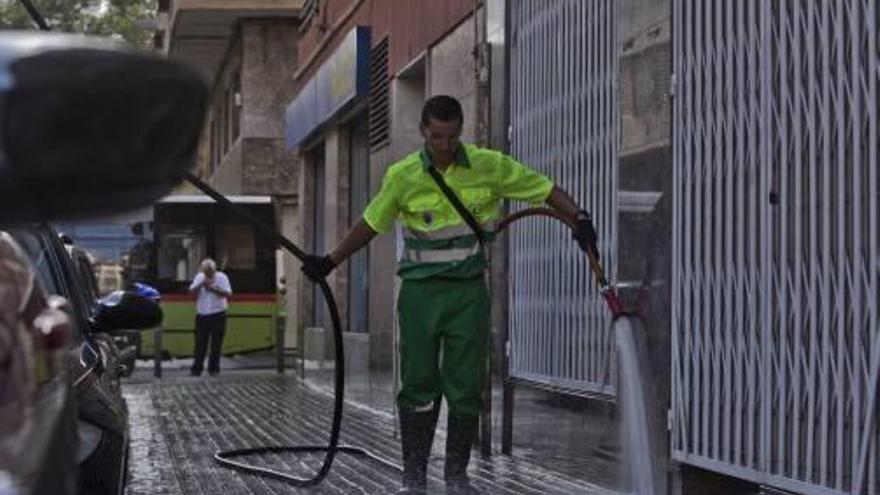 El tripartito modifica el contrato de limpieza para mejorar el baldeo de calles