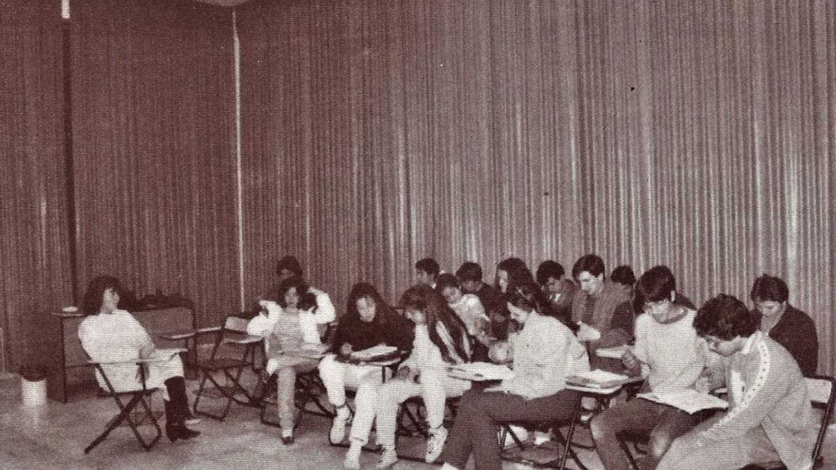 Un grupo de escolanos del Conservatorio en una clase teórica en 1986.