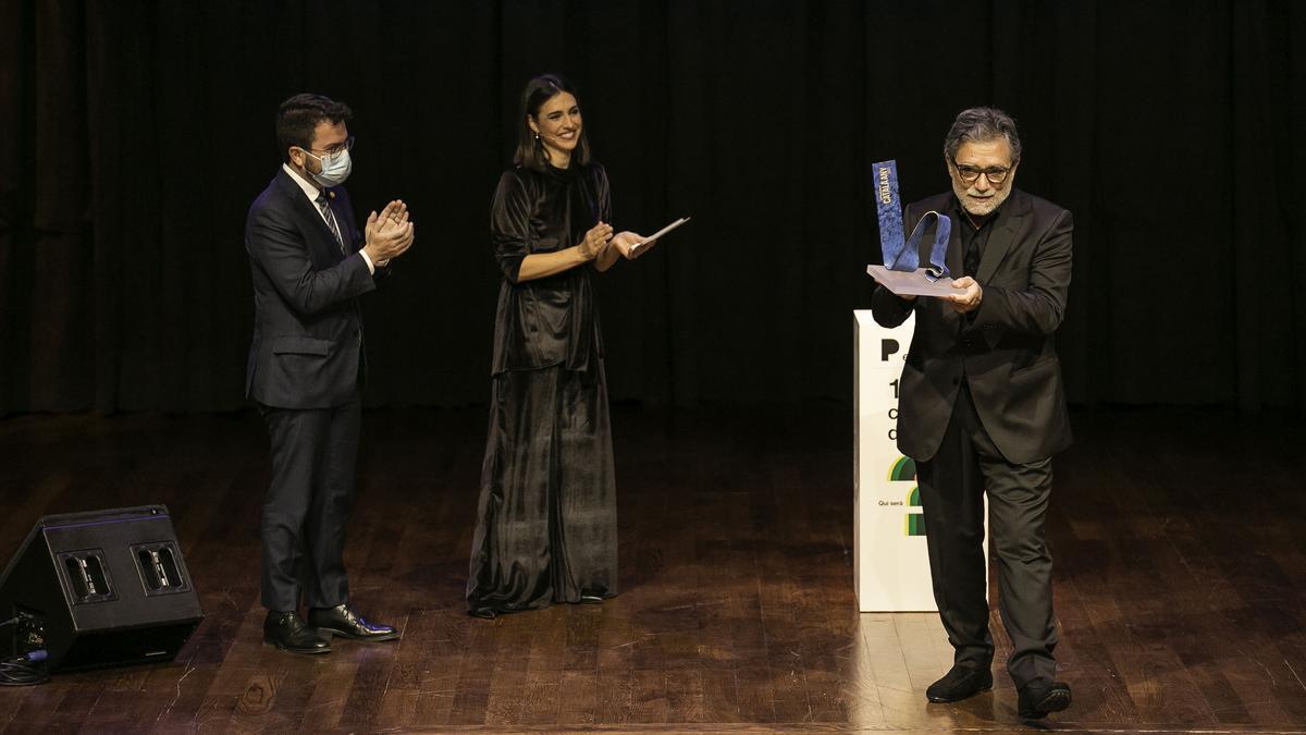 Pere Aragonés, president de la Generalitat y Cristina Brondo, presentadora de la gala, aplauden a Jaume Plensa al recibir el premio.