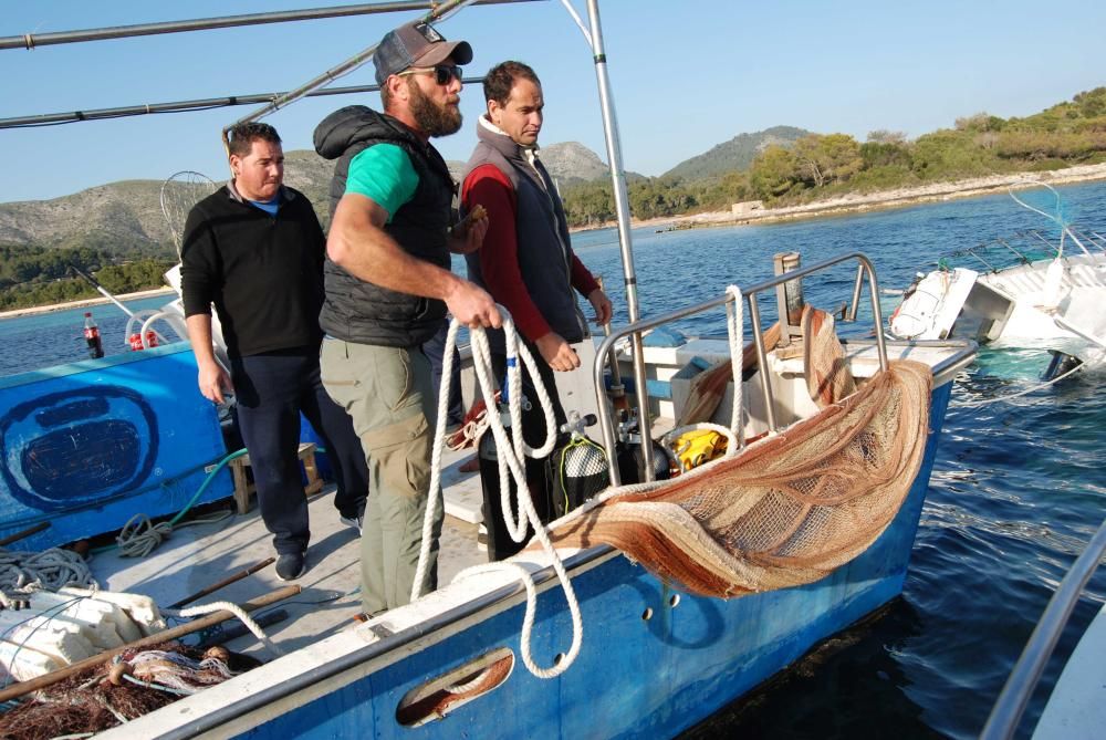 Un ferri hunde un pesquero por accidente en Mallorca