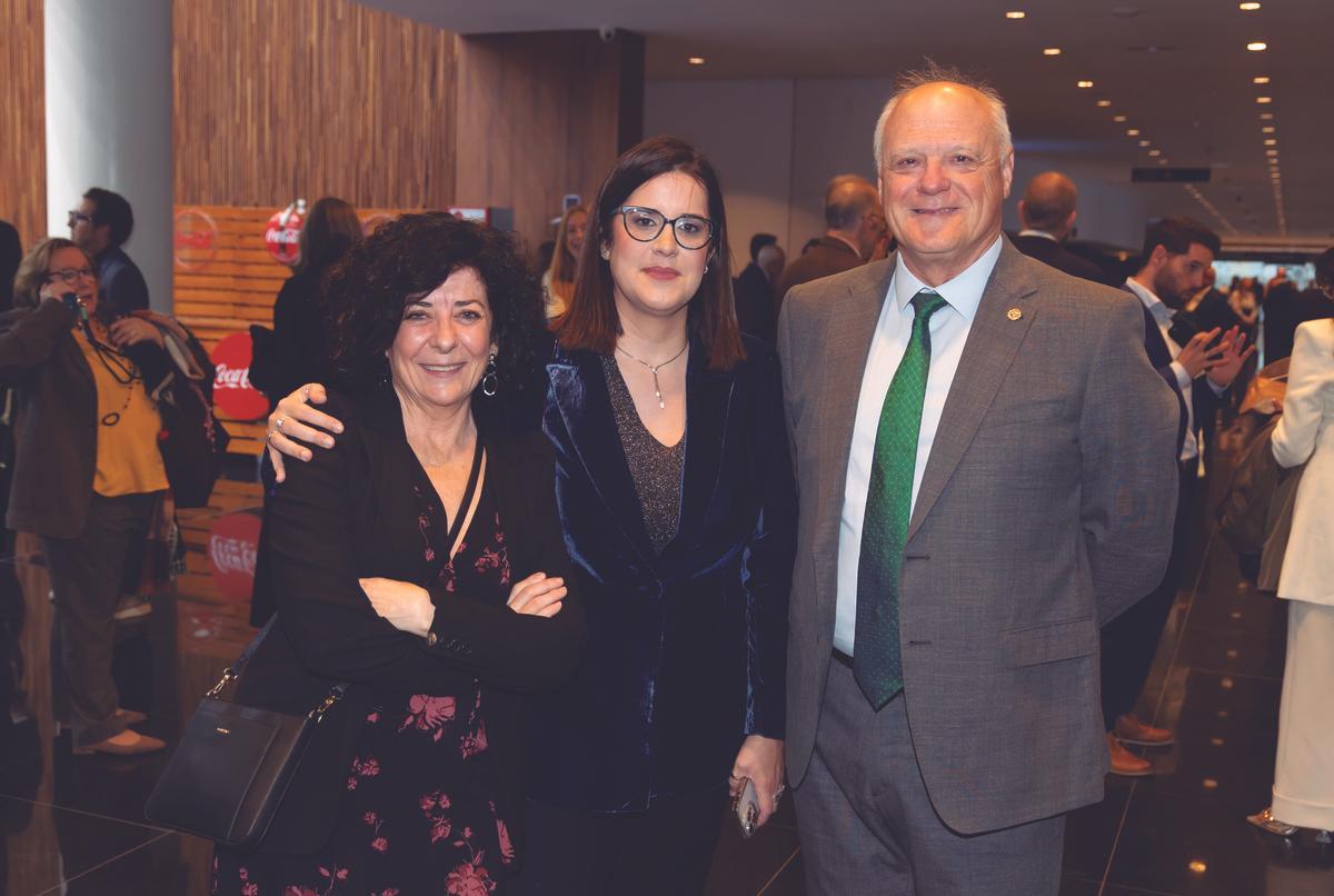 La redactora jefa de INFORMACIÓN Mercedes Gallego, la jefa de sección de Alicante y Política de INFORMACIÓN, Carolina Pascual, y el jefe de la Policía Local de Alicante, José María Conesa, al inicio del acto de entrega de los premios «Importantes» en el ADDA de Alicante.