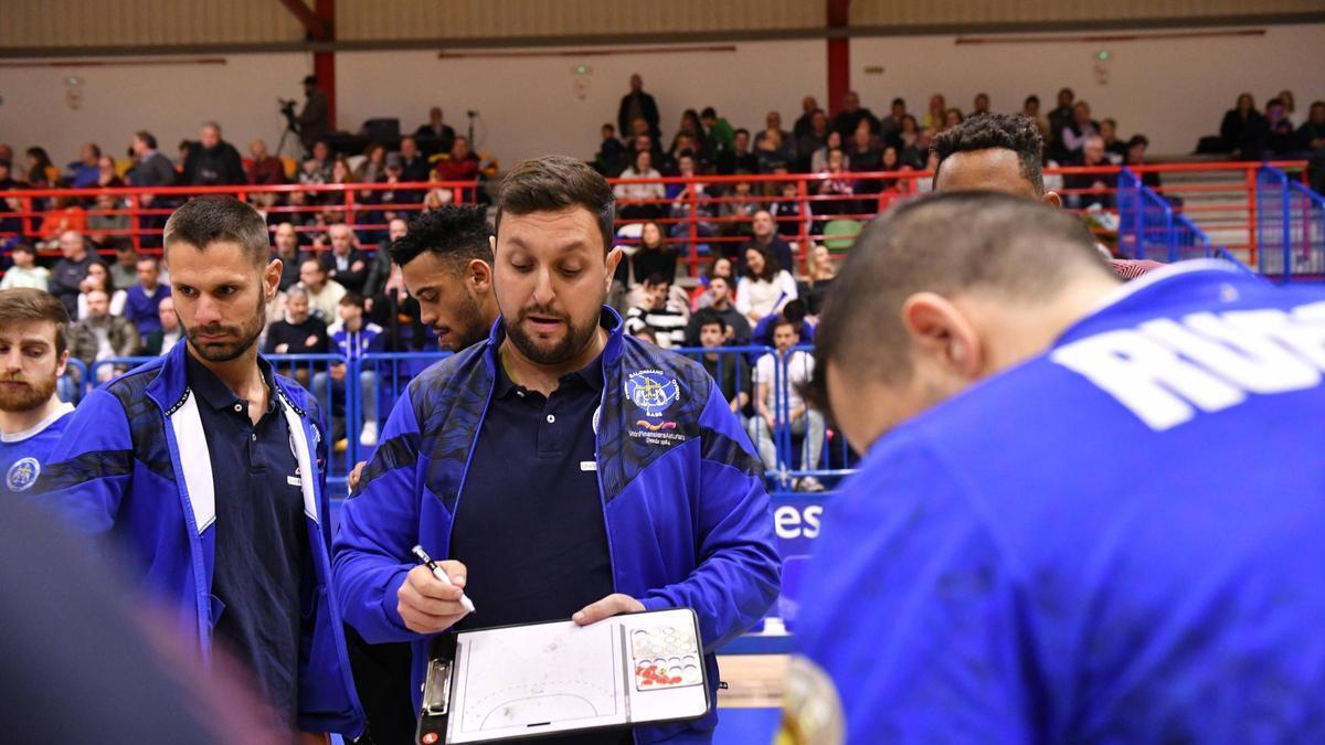 Ricardo Margareto, entrenador del Unión Financiera Base Oviedo de balonmano, da instrucciones a sus jugadores