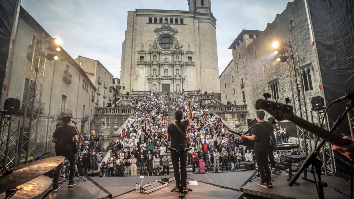 Els Amics de les Arts a l'Strenes a les escales de la Catedral de Girona, l'any passat.