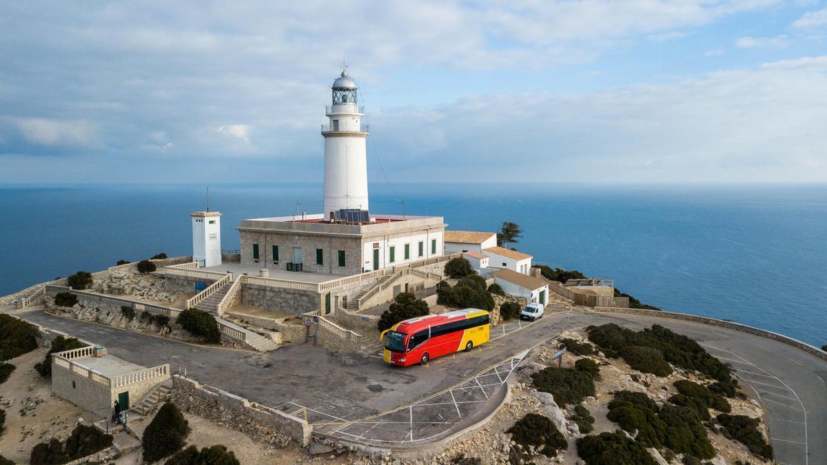 Mit dem Bus zum Leuchtturm ist für Urlauber im Sommer die einfachste Lösung.